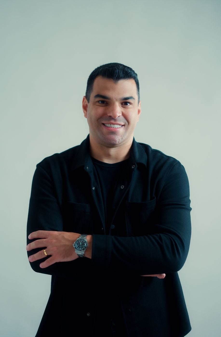 Portrait of Léo Neves, arms crossed